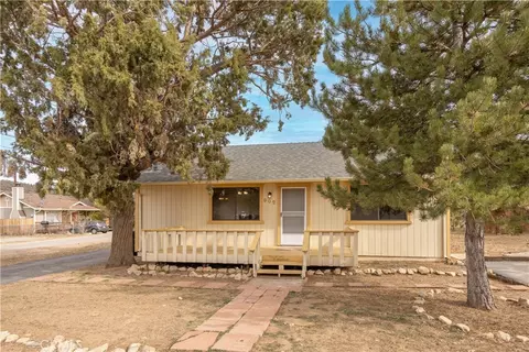 902 East Ln, Big Bear City, CA 92314 photo 1