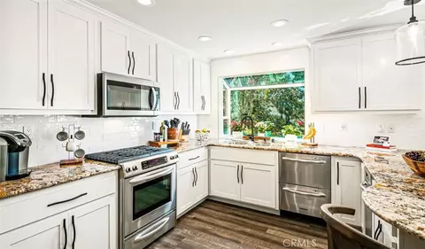 Kitchen - 514 Emerald Dr, Lake Arrowhead, CA 92352 photo 3 of 3