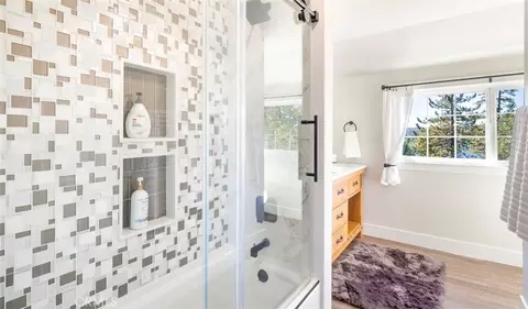 Bath - 514 Emerald Dr, Lake Arrowhead, CA 92352 photo 2 of 2