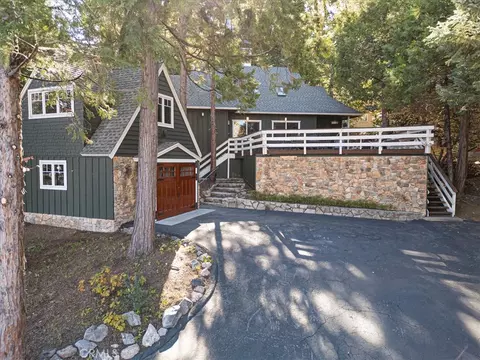 Exterior - 226 Holiday Dr, Lake Arrowhead, CA 92352 photo 3 of 7