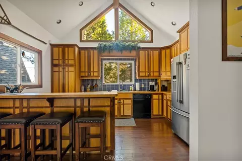 Kitchen - 226 Holiday Dr, Lake Arrowhead, CA 92352 photo 1 of 3