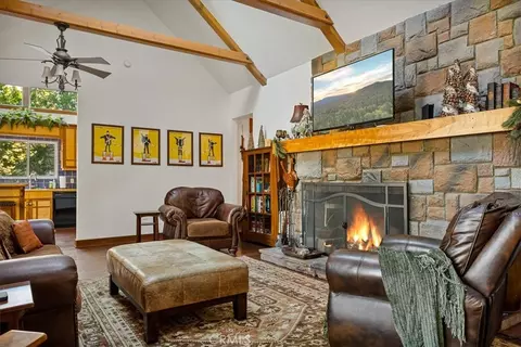 Living - 226 Holiday Dr, Lake Arrowhead, CA 92352 photo 3 of 4