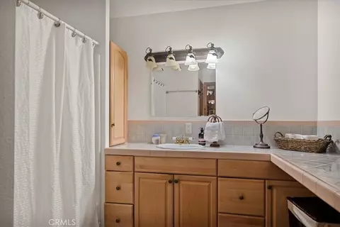 Bath - 226 Holiday Dr, Lake Arrowhead, CA 92352 photo 4 of 5