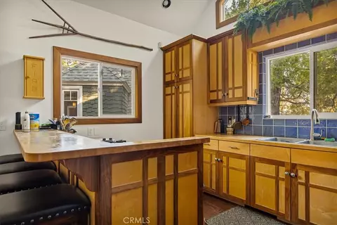Kitchen - 226 Holiday Dr, Lake Arrowhead, CA 92352 photo 2 of 3