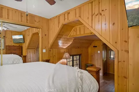 Bedroom - 226 Holiday Dr, Lake Arrowhead, CA 92352 photo 7 of 10