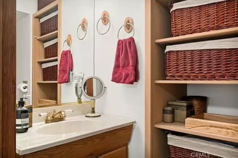 Bath - 226 Holiday Dr, Lake Arrowhead, CA 92352 photo 3 of 5