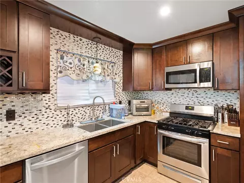 Kitchen - 34646 Paseo Del Valle, Barstow, CA 92311 photo 3 of 3