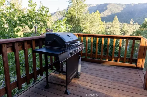 Exterior - 1075 Rivera Dr, Wrightwood, CA 92397 photo 3 of 9