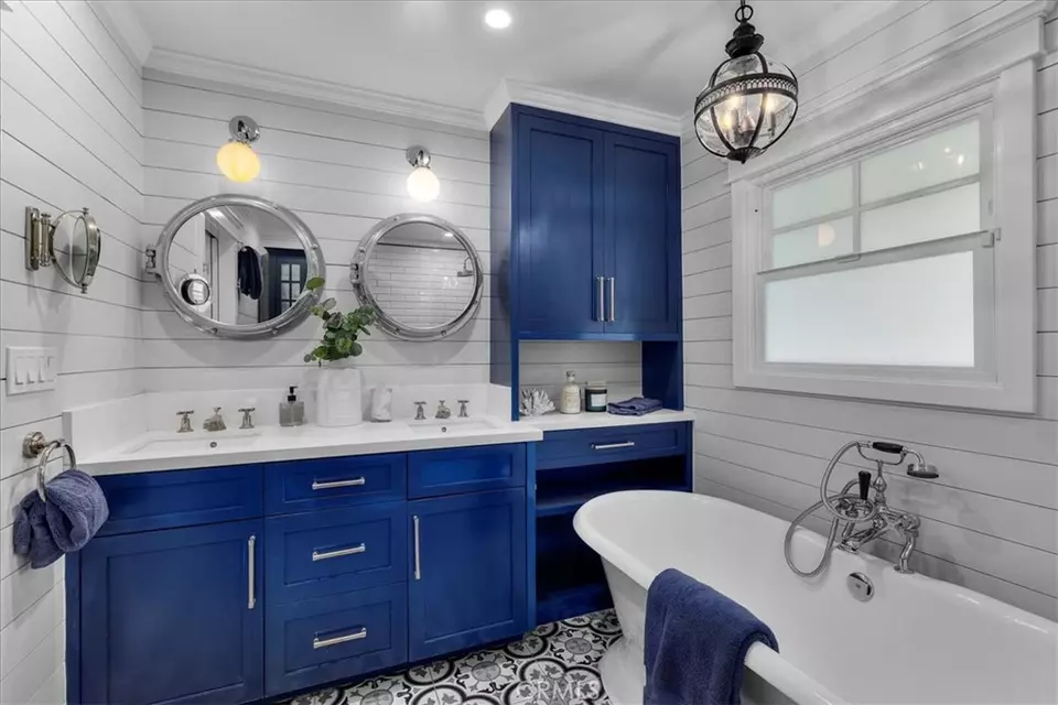 Bath - 1145 8th St, Hermosa Beach, CA 90254 photo 2 of 3