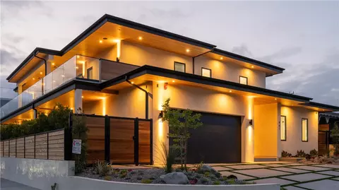 461 NW Chabela Dr, Manhattan Beach, CA 90266