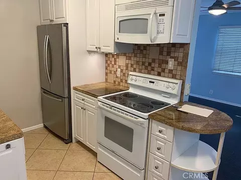 Kitchen - 4401 E Division St, Long Beach, CA 90803 photo 2 of 10