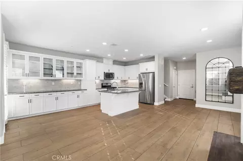 28661 Jardineras, Valencia, CA 91354