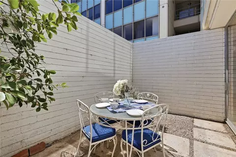 Exterior - 2999 E Ocean Blvd #120, Long Beach, CA 90803 photo 1 of 8