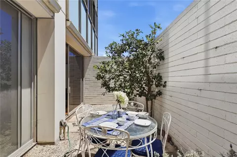 Exterior - 2999 E Ocean Blvd #120, Long Beach, CA 90803 photo 2 of 8