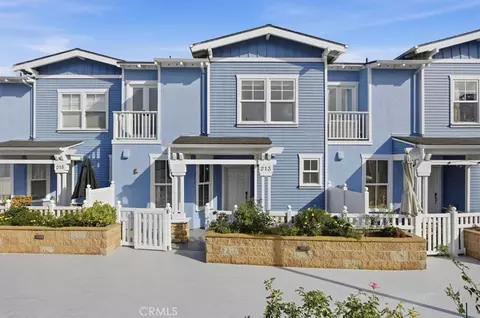 213 Aviation Pl, Manhattan Beach, CA 90266