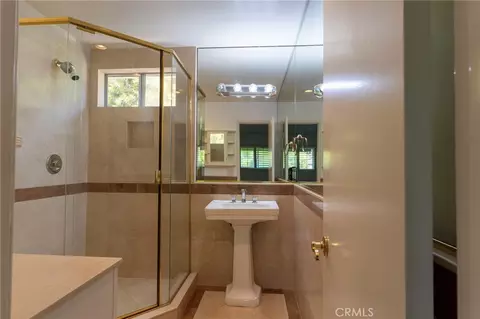 Bath - 2213 Pullman Ln #1, Redondo Beach, CA 90278 photo 2 of 6