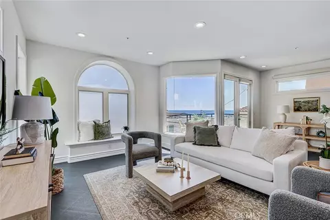 225 Rosecrans Pl, Manhattan Beach, CA 90266