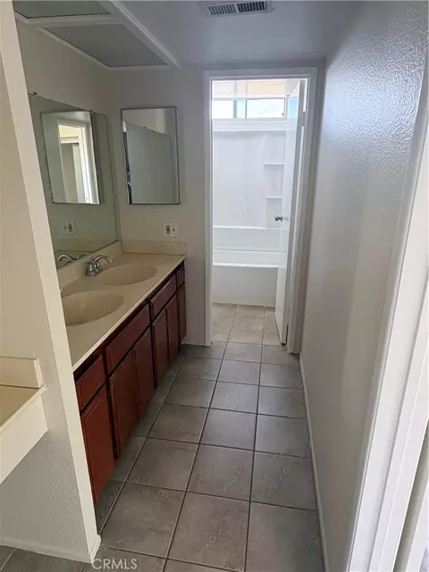 Bath - 134 Racquet Clb, Compton, CA 90220 photo 2 of 4