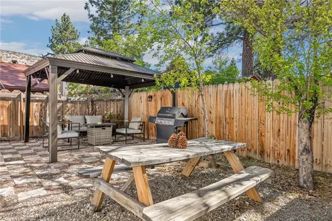 Exterior - 513 E Meadow Ln, Big Bear City, CA 92314 photo 4 of 5