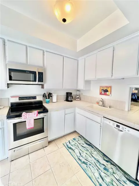 Kitchen - 340 Clemente #10, Avalon, CA 90704 photo 2 of 2