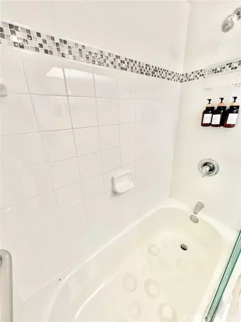 Bath - 340 Clemente #10, Avalon, CA 90704 photo 2 of 6