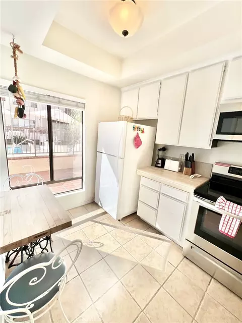 Kitchen - 340 Clemente #10, Avalon, CA 90704 photo 1 of 2