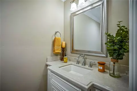 Bath - 22215 N Devries Rd, Lodi, CA 95242 photo 9 of 10