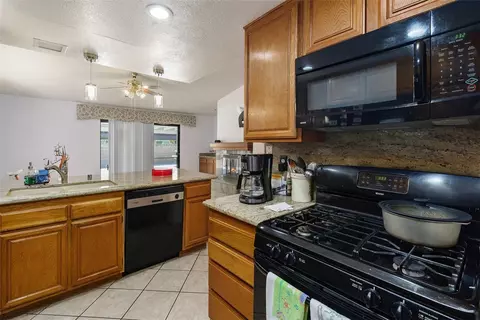 Kitchen - 1389 Pepper Tree, Hemet, CA 92545 photo 4 of 4