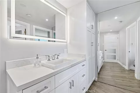Bath - 700 E Ocean Blvd #1208, Long Beach, CA 90802 photo 2 of 3