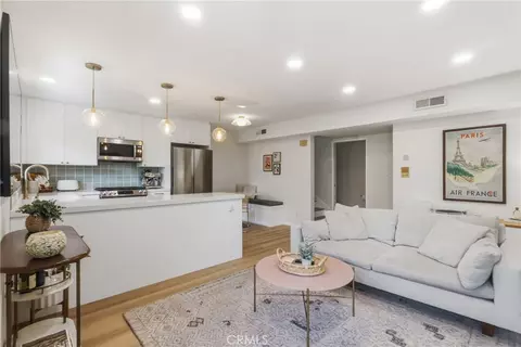2147 N Beachwood #4, Los Angeles, CA 90068