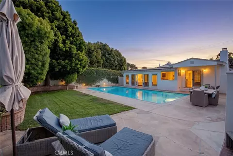 424 S Meadows Ave, Manhattan Beach, CA 90266