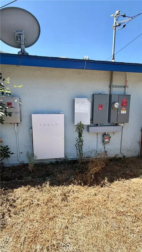 Exterior - 500 E Thornton Ave, Hemet, CA 92543 photo 3 of 16