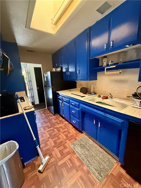 Kitchen - 500 E Thornton Ave, Hemet, CA 92543 photo 2 of 3
