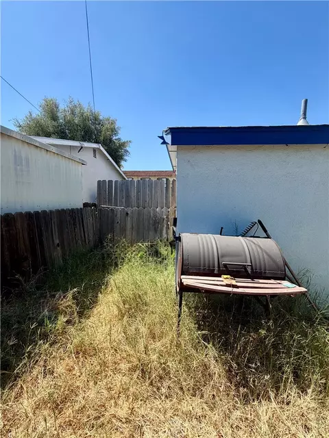 Exterior - 500 E Thornton Ave, Hemet, CA 92543 photo 7 of 16