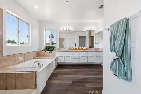 Bath - 14224 Farralon Ct, Fontana, CA 92336 photo 5 of 7