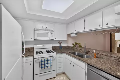 Kitchen - 1237 E 6th St #106, Long Beach, CA 90802 photo 2 of 3