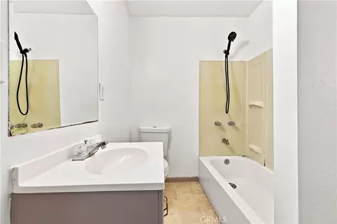 Bath - 233 E Louise St, Long Beach, CA 90805 photo 2 of 4