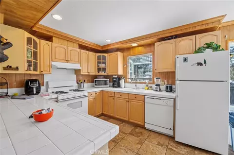 Kitchen - 366 Curly, Big Bear City, CA 92314 photo 2 of 3