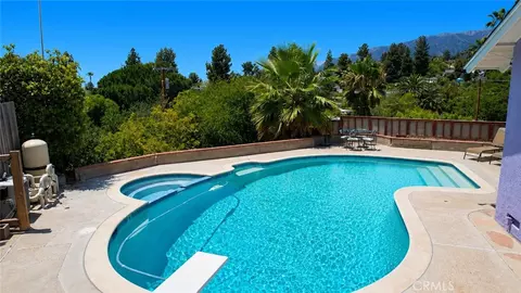 Exterior - 7129 Samoa Pl, Tujunga, CA 91042 photo 4 of 9