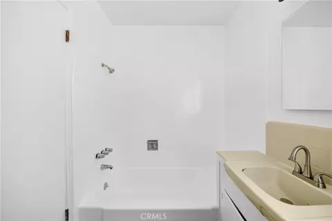 Bath - 728 Cedar, Long Beach, CA 90813 photo 3 of 3