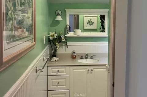 Bath - 335 Clemente Ave, Avalon, CA 90704 photo 1 of 2