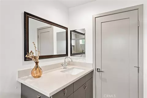 Bath - 243 E Home, Long Beach, CA 90805 photo 4 of 7