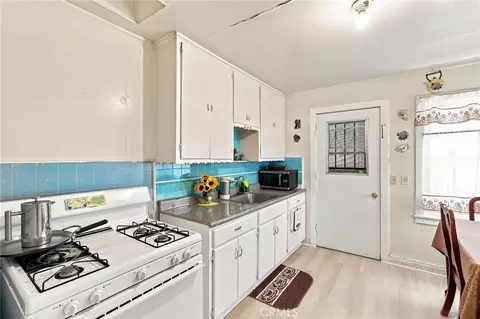 Kitchen - 4630 E 52nd Pl, Maywood, CA 90270 photo 4 of 6