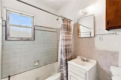 Bath - 4630 E 52nd Pl, Maywood, CA 90270 photo 1 of 2
