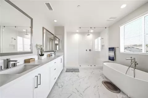 Bath - 27558 S Edgemont Dr, San Pedro, CA 90732 photo 2 of 5