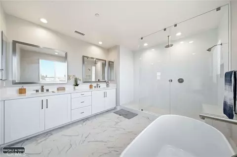 Bath - 27558 S Edgemont Dr, San Pedro, CA 90732 photo 3 of 5