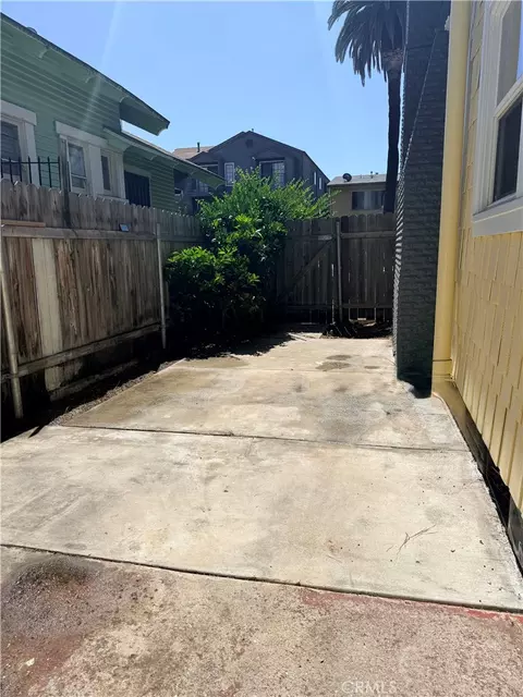 Exterior - 724 Elm Ave, Long Beach, CA 90813 photo 7 of 10