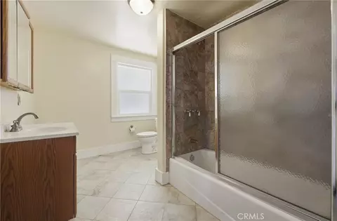 Bath - 724 Elm Ave, Long Beach, CA 90813 photo 3 of 5
