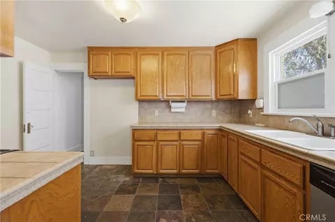 Kitchen - 724 Elm Ave, Long Beach, CA 90813 photo 4 of 4