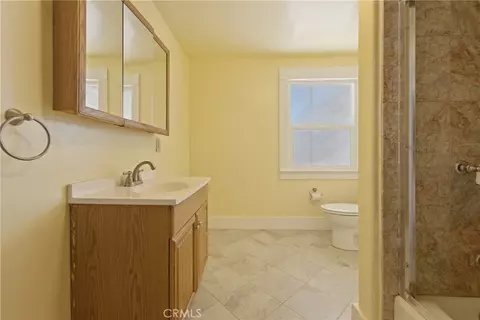 Bath - 724 Elm Ave, Long Beach, CA 90813 photo 4 of 5